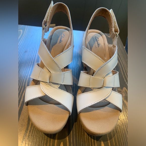 Clarks like new Women's Giselle Beach Wedge Sandal white leather 9 3” heel - Picture 2 of 13